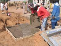 Maçons réalisant une borne fontaine