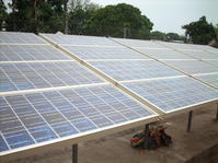 L'énergie électrique de pompage est fournie par les panneaux solaires, et par le réseau électrique.