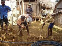 Réalisation de la tranchée d'enfouissement d'une canalisation d'eau, par les villageois - Tanambao