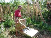 Dame utilisant la nouvelle borne-fontaine de Tanamba